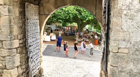 Marché estival à Séguret en Provence, arrivée 
          par le portail de la Bise été 2017