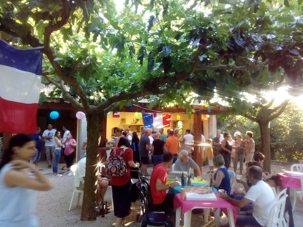 Marché estival à Séguret 
            en Provence, place Jean Moulin, été 2018