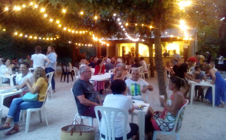 Marché estival à Séguret 
            en Provence, place Jean Moulin, été 2018