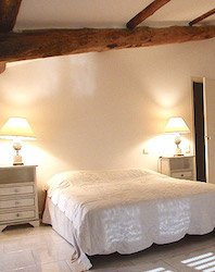 Chambres d'hôtes Le vieux figuier vue chambre blanche