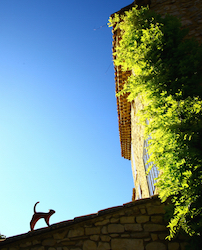 sculpture à proximité du portail neuf à Séguret