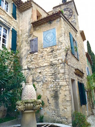 fontaine des Mascarons à Séguret