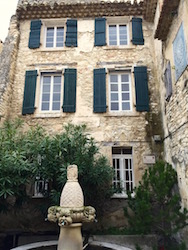 fontaine des Mascarons à Séguret
