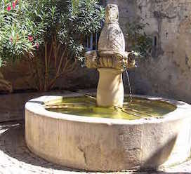 fontaine des Mascarons à Séguret