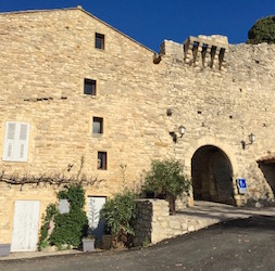 le portail neuf à Séguret