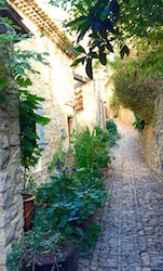 la rue de la poterne à Séguret