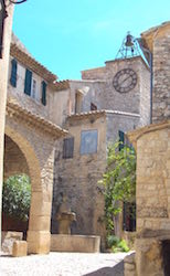 la rue de la poterne à Séguret