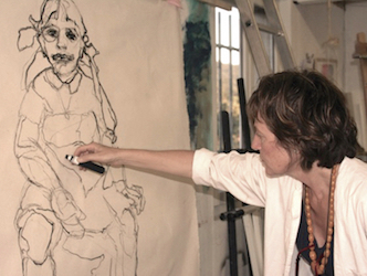 L'artiste Béatrice Lacombe Sarafis dans son atelier à Séguret