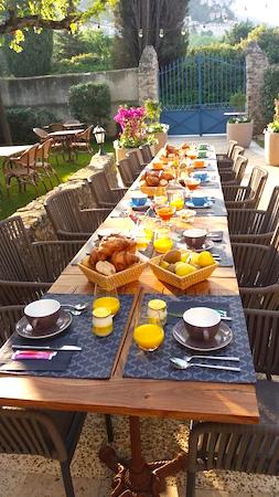 petit déjeuner en terrasse à 
                la Bastide Bleue à Séguret